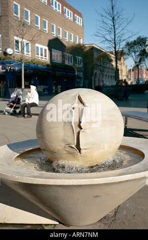 Detail aus dem aufgehenden Universum Shelley Brunnen in Horsham, West Sussex. Bildhauers Angela Conner. Stockfoto