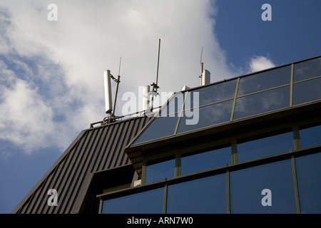 Mobilfunk-Basisstation auf dem Dach eines Gebäudes Juli 2006 Stockfoto