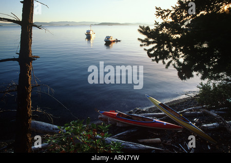 Gulf Islands Ozean Kajaks am Strand, Jachten verankert, Vancouver Island, British Columbia, Kanada. Stockfoto