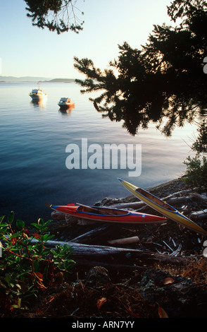 Gulf Islands Ozean Kajaks am Strand, Jachten verankert, Vancouver Island, British Columbia, Kanada. Stockfoto