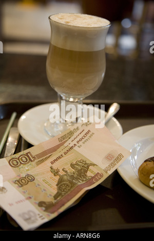 Kaffee Latte in einem Glas mit Geld Moskau Russland Osteuropa Stockfoto