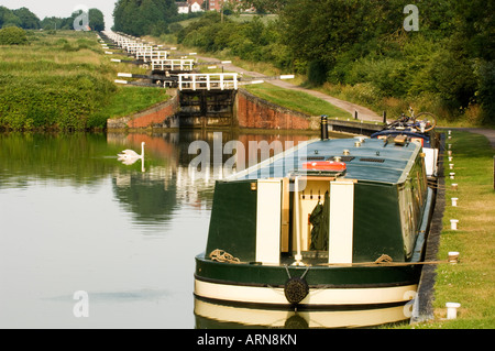 Traditionelle englische schmale Boote vertäut am Kai am unteren Rand der Flug der Schleusen am Caen Hügel, Devizes, Wiltshire, Großbritannien Stockfoto