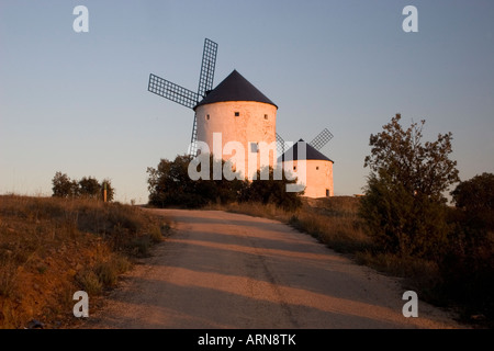 zwei der drei Windmühlen auf Hügel Puerto Lapice La Mancha Spanien Stockfoto