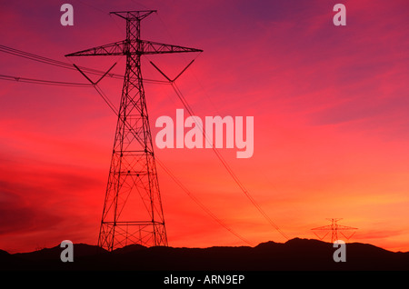 Der elektrischen Übertragung tower vor bunten Himmel bei Sonnenuntergang, Britisch-Kolumbien, Kanada. Stockfoto