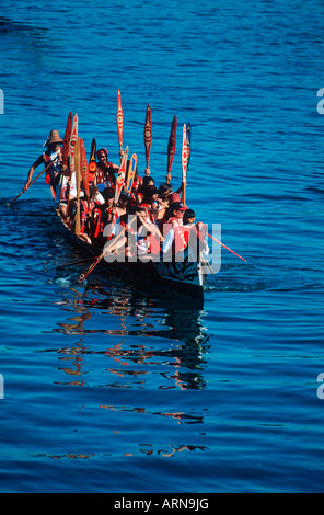 Erste Nationen Kultur, Meer gehen Kanu im Inneren Hafen von Victoria, Vancouver Island, British Columbia, Kanada. Stockfoto