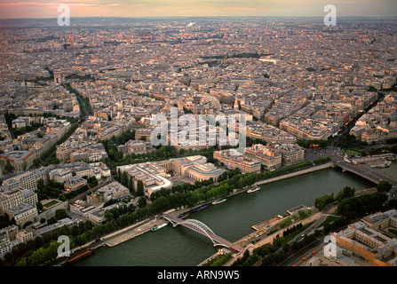 Blick auf den Sonnenuntergang von Paris vom Eiffelturm über zu Alma Port Debilly Pont de L "Avenue New York" Stockfoto