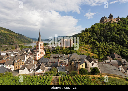 Blick vom Posten Turm auf das Dorf mit der evangelischen Kirche St.Peter Gotic Wernerkapelle und der Burg Stahleck Stockfoto