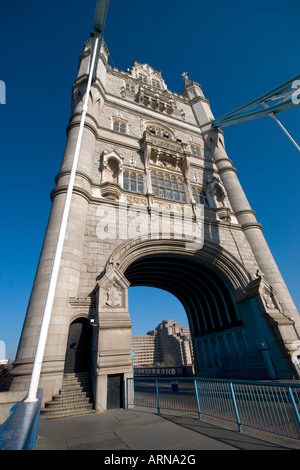 Weitwinkel-Blick auf die Tower Bridge, London, UK Stockfoto