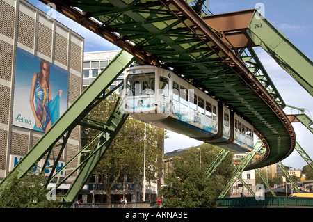 Die Schwebebahn Monorail in Wuppertal, Deutschland, einem Overhead hängende Einschienenbahn-Eisenbahn, die die Welt s sicherste sein soll Stockfoto