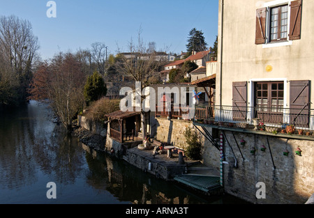 Fluss Thouet im Winter in Parthenay, Frankreich Stockfoto