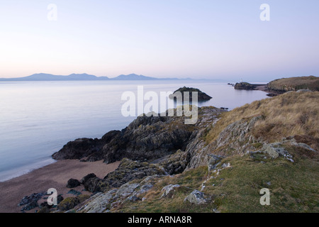 Blick auf Cardigan Halbinsel von Llanddwyn Island, Anglesey, Wales Stockfoto