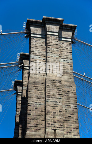 Detail des Turms und Drahtseile auf der BROOKLYN BRIDGE in NEW YORK CITY Stockfoto