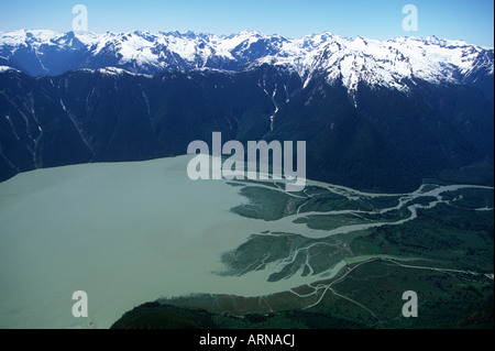 Luftbild des Knight Inlet, Klinaklini Flussmündung, Britisch-Kolumbien, Kanada. Stockfoto