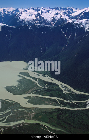 Antenne des Knight Inlet, Klinaklini Fluss Mündung, British Columbia, Kanada. Stockfoto