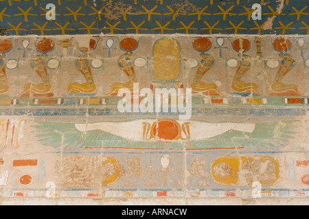 Hieroglyphen in der Kapelle des Gottes Anubis Tempel der Hatschepsut Westjordanland Luxor Niltal Ägyptens Stockfoto