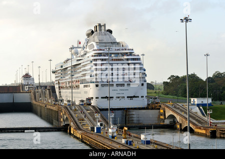 Die Coral Princess gehen durch den Panama-Kanal. Stockfoto