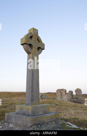 Keltisches Kreuz & Ruinen von Llanddwyn Kapelle, Llanddwyn Island, Anglesey, Wales Stockfoto