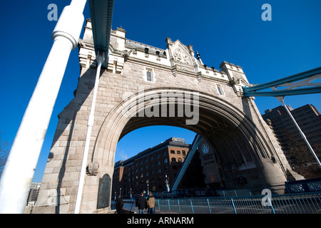 Weitwinkel-Blick auf die Tower Bridge, London, UK Stockfoto