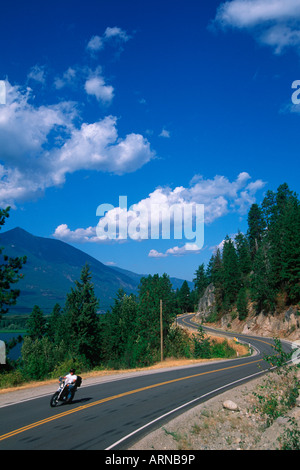 Motorrad-Fahrer-Ostufer des Kootenay Lake, British Columbia, Kanada. Stockfoto