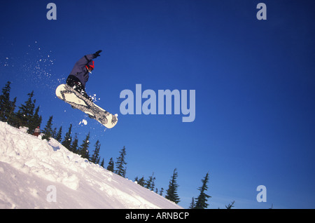 Mt Washington Ski Resort - junge springt auf Snowbord, Vancouver Island, British Columbia, Kanada. Stockfoto