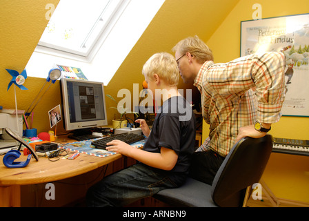 Vater und Sohn am computer Stockfoto