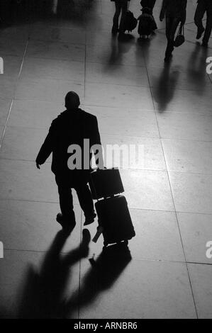 Reisende am Hauptbahnhof in München, Bayern, Deutschland Stockfoto