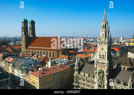 Kathedrale unserer lieben Frau und neues Rathaus, München, Bayern, Deutschland Stockfoto