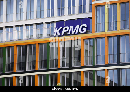 KPMG-Firmenschild auf Bürogebäude Stockfoto