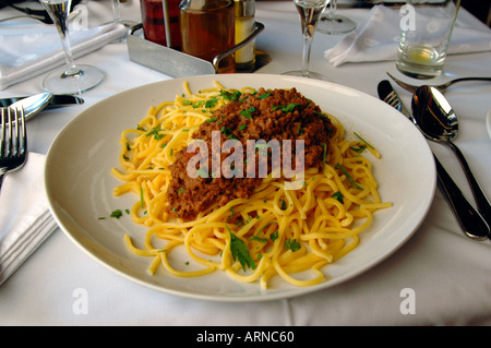 Teller mit Spaghetti Bolognese mit Tomatensauce und Basilikum in einem restaurant Stockfoto