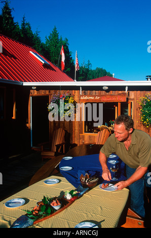 Nimmo Bay Heli Ventures Lodge, Central Coast - Gast genießt Vorspeisen, Britisch-Kolumbien, Kanada. Stockfoto