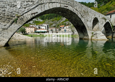 Historische Steinbrücke in Rijeka Crnojevica am Skutari-See, Montenegro Stockfoto