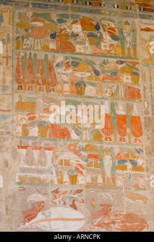 Hieroglyphen in der Kapelle des Gottes Anubis Tempel der Hatschepsut Westjordanland Luxor Niltal Ägyptens Stockfoto