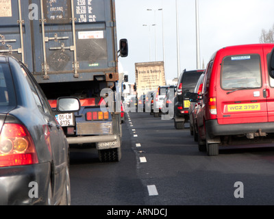 Stoßstange an Stoßstange Stau auf der Autobahn in Belfast Nordirland UK führende Stockfoto