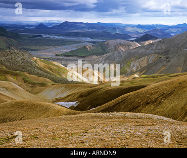 Die bunten Berge mit liparit und ein Lavafeld des Vulkans Der brennisteinsalda im Hintergrund den Fluss Stockfoto