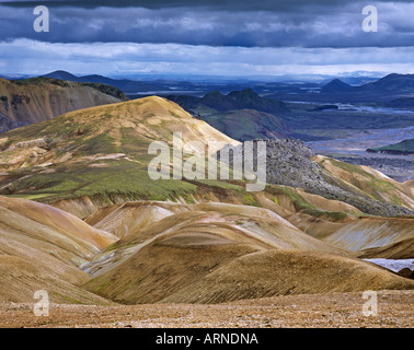 Die bunten Berge mit liparit und ein Lavafeld des Vulkans Der brennisteinsalda im Hintergrund den Fluss Stockfoto