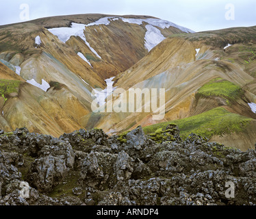 Berge mit liparit und ein Vulkan Feld in der Nähe der Berg der brennisteinsalda, Laugavegur, Landmannalaugar, Island Stockfoto