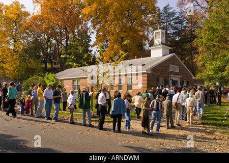 ARLINGTON VIRGINIA USA Wähler Line-up in den späten Vormittag Wahlrecht bei der Präsidentschaftswahl am 2. November 2004 Stockfoto