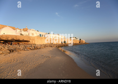 Abend-Blick auf die Stadtmauer der Medina in Hammamet, Tunesien Stockfoto