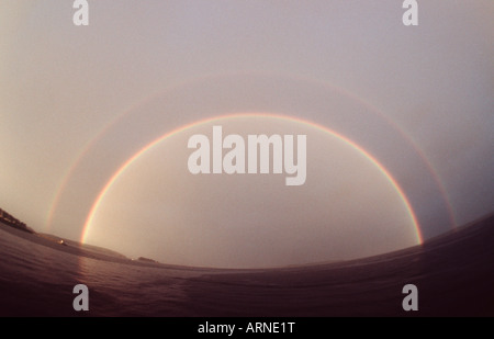 Doppelter Regenbogen über Ozean, Sidney, Vancouver Island, British Columbia, Kanada. Stockfoto