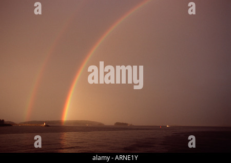 Doppelter Regenbogen über Ozean, Sidney, Vancouver Island, British Columbia, Kanada. Stockfoto