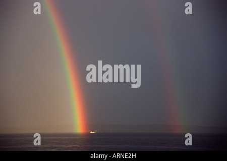 Doppelter Regenbogen über Ozean, Sidney, Vancouver Island, British Columbia, Kanada. Stockfoto