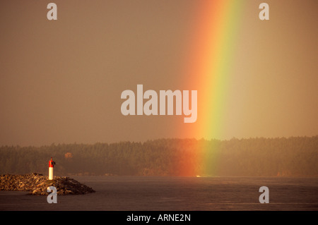 Doppelter Regenbogen über Ozean, Sidney, Vancouver Island, British Columbia, Kanada. Stockfoto