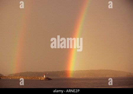 Doppelter Regenbogen über Ozean, Sidney, Vancouver Island, British Columbia, Kanada. Stockfoto