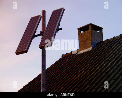 Zwei kleine Solarmodule Mastleuchte mit einem Dach in der Hintergrund-alternative Energie-Kraft Stockfoto