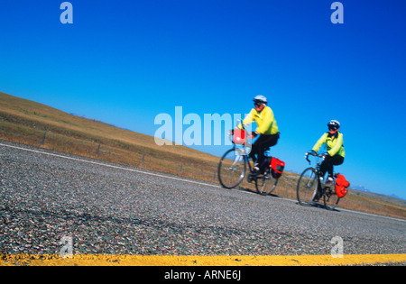 Radwanderer auf Ausläufern Autobahn - Wespen streut, British Columbia, Kanada. Stockfoto