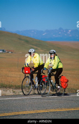 Radwanderer auf Ausläufern Autobahn - Wespen streut, British Columbia, Kanada. Stockfoto