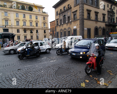 Viele Autos und Roller warten auf eine Ampel in Rom Italien chaotischen belebten Piazza Ponte Umberto ich Stockfoto