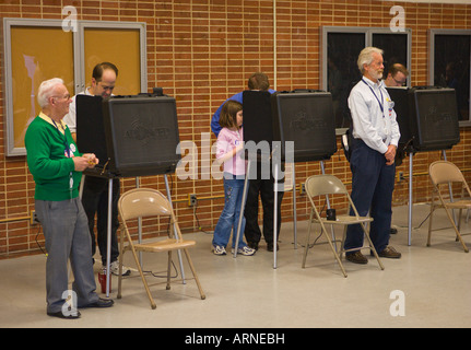 ARLINGTON VIRGINIA USA Wähler stimmen Stimmzettel bei Präsidentschaftswahlen mit Touch Bildschirm Elektronische Wahlmaschinen Stockfoto