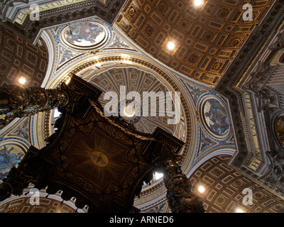 Innere des Saint Peters Basilica Nachschlagen von unterhalb der 20 Meter hohen Tabernakel Vatikanstadt Rom Italien Stockfoto