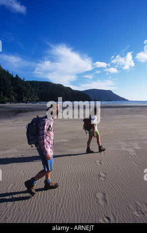 San Joseph Bay, Cape Scott Provincial Park - Wandern paar am Strand, Vancouver Island, British Columbia, Kanada. Stockfoto